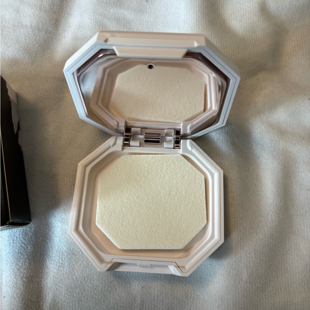 Fenty beauty pro filt’r powder foundation in 180 - Picture 3 of 4